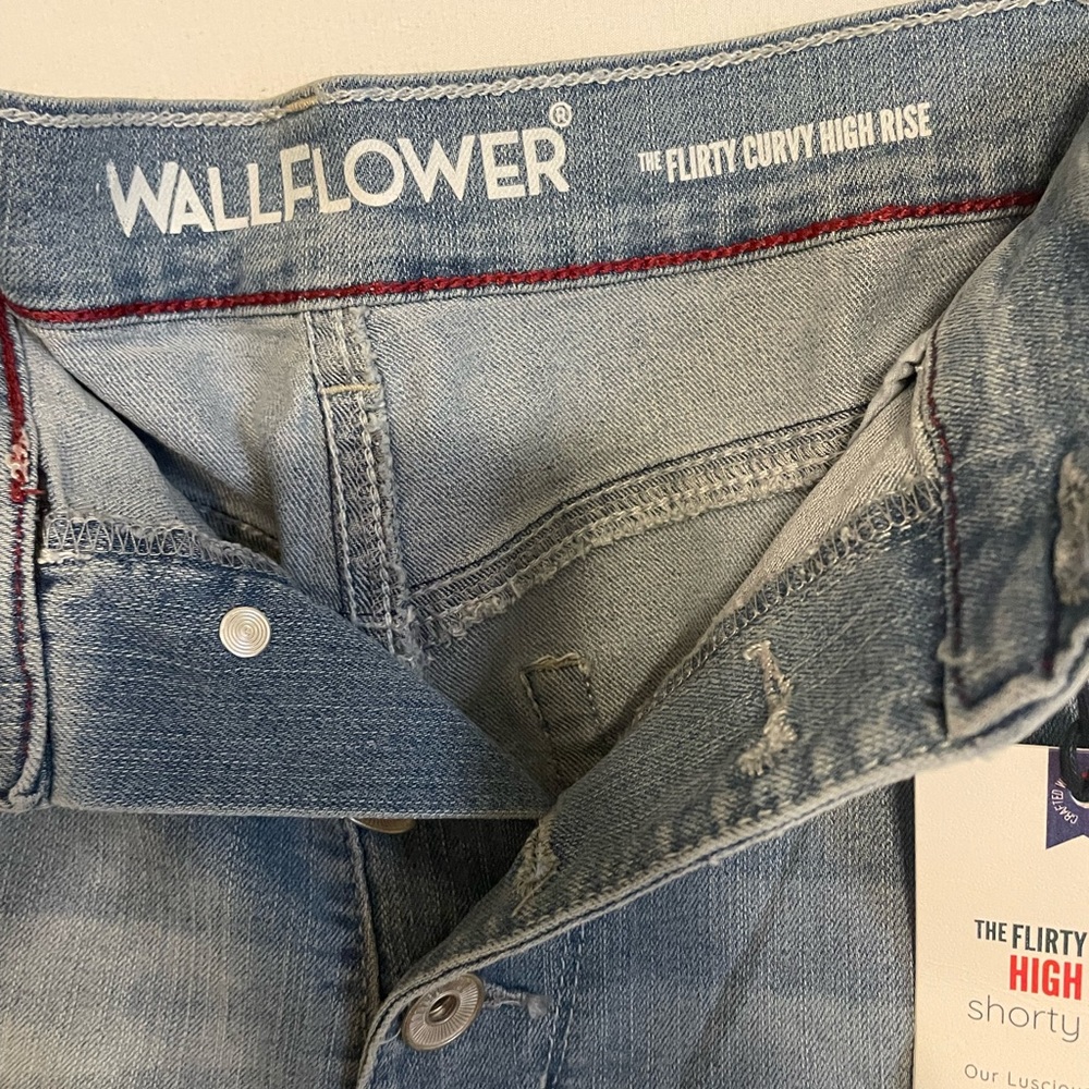 New women’s Wallflower Eco friendly destressed jeans size 11/30 - Picture 3 of 4